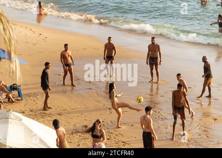 Salvador, Bahia, Brasilien - 27. August 2022: Badegäste können sich am Strand von Porto da Barra in der Stadt Salvador, Bahia, amüsieren. Stockfoto