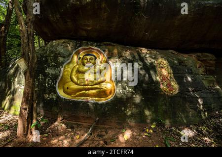 Wat Khao Chan Ngam (Wat Loet Sawat), Relief Gottes auf natürlichem Felsbrocken, Felsschnitzerei, Nakhon Ratchasima, Isan, Thailand, Südostasien, Asien Stockfoto