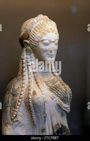 Kore (Κόρη) Statuette (2. Nahaufnahme) : eine kleinformatige Marmorskulptur aus der Akropolis in Athen, ca. 510 v. Chr. Stockfoto