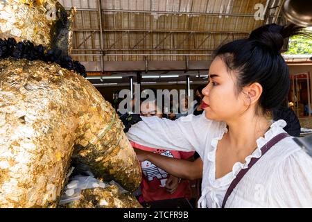 Wat Saman Rattanaram, Schrein mit Gebeten, Chachoengsao, Thailand, Südostasien, Asien Stockfoto