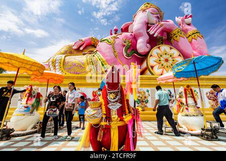 Wat Saman Rattanaram, riesige, pinkfarbene Ganesha-Statue, Chachoengsao, Thailand, Südostasien, Asien Stockfoto