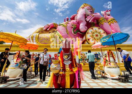 Wat Saman Rattanaram, riesige, pinkfarbene Ganesha-Statue, Chachoengsao, Thailand, Südostasien, Asien Stockfoto