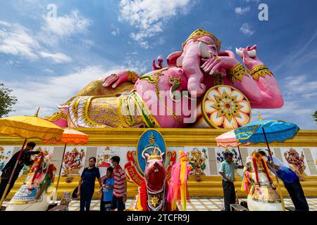 Wat Saman Rattanaram, riesige, pinkfarbene Ganesha-Statue, Chachoengsao, Thailand, Südostasien, Asien Stockfoto