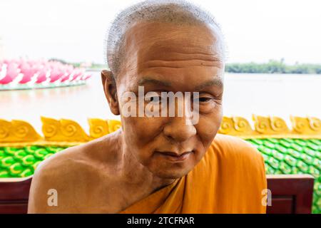 Wat Saman Rattanaram, lebensgroße Statuen des berühmten Mönchs, Chachoengsao, Thailand, Südostasien, Asien Stockfoto