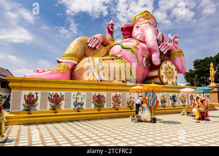 Wat Saman Rattanaram, riesige, pinkfarbene Ganesha-Statue, Chachoengsao, Thailand, Südostasien, Asien Stockfoto