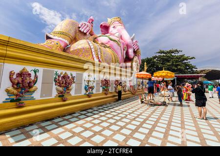 Wat Saman Rattanaram, riesige, pinkfarbene Ganesha-Statue, Chachoengsao, Thailand, Südostasien, Asien Stockfoto