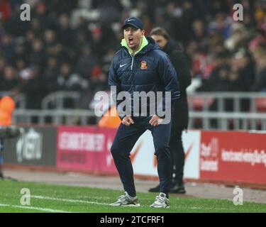 Sunderland, Großbritannien. Dezember 2023. Mike Dodds Manager von Sunderland während des Sky Bet Championship Matches Sunderland gegen Leeds United im Stadion of Light, Sunderland, Vereinigtes Königreich, 12. Dezember 2023 (Foto: Mark Cosgrove/News Images) in Sunderland, Vereinigtes Königreich am 12.12.2023. (Foto: Mark Cosgrove/News Images/SIPA USA) Credit: SIPA USA/Alamy Live News Stockfoto