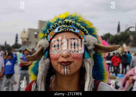 Mexiko-Stadt, Mexiko-Stadt, Mexiko. Dezember 2023. Tänzer aus dem Bundesstaat Queretaro, bekannt als Tanz der Apachen und Soldaten bei ihrer Ankunft in der Basilika von Guadalupe in Mexiko-Stadt als Teil ihrer Pilgerreise zu den Feierlichkeiten für die Jungfrau von Guadalupe am 12. Dezember. (Kreditbild: © Luis E Salgado/ZUMA Press Wire) NUR REDAKTIONELLE VERWENDUNG! Nicht für kommerzielle ZWECKE! Stockfoto