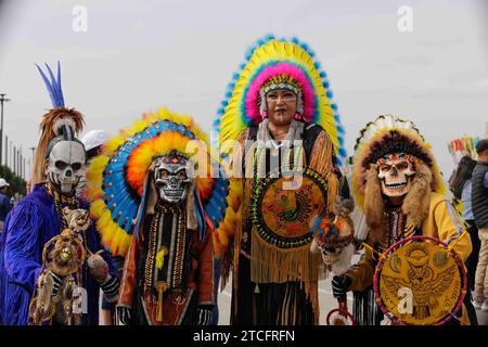 Mexiko-Stadt, Mexiko-Stadt, Mexiko. Dezember 2023. Tänzer aus dem Bundesstaat Queretaro, bekannt als Tanz der Apachen, und Soldaten, die bei ihrer Ankunft in der Basilika Guadalupe in Mexiko-Stadt im Rahmen ihrer Pilgerreise zu den Feierlichkeiten für die Jungfrau von Guadalupe am 12. Dezember tanzen. (Kreditbild: © Luis E Salgado/ZUMA Press Wire) NUR REDAKTIONELLE VERWENDUNG! Nicht für kommerzielle ZWECKE! Stockfoto