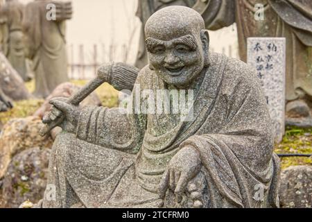 Ein traditioneller alter Beschützer des Weges in einem japanischen Garten Stockfoto