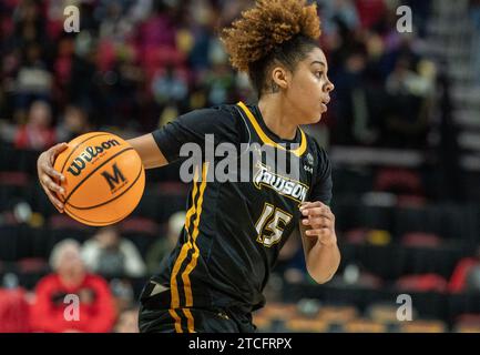 College Park, USA. Dezember 2023. COLLEGE PARK, MD: - 12. DEZEMBER: Towson Tigers beschützt Kylie Kornegay-Lucas (15) während eines Basketballspiels zwischen den Maryland Terrapins und den Towson Tigers im Xfinity Center in College Park, Maryland am 12. Dezember 2023. (Foto: Tony Quinn/SipaUSA) Credit: SIPA USA/Alamy Live News Stockfoto