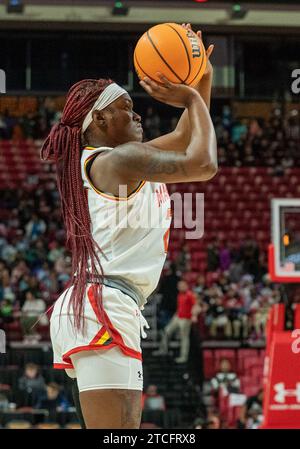 College Park, USA. Dezember 2023. COLLEGE PARK, MD: - 12. DEZEMBER: Die Maryland Terrapins schützen Bri McDaniel (24) für einen Schuss während eines Basketballspiels zwischen den Maryland Terrapins und den Towson Tigers im Xfinity Center, im College Park, Maryland am 12. Dezember 2023. (Foto: Tony Quinn/SipaUSA) Credit: SIPA USA/Alamy Live News Stockfoto