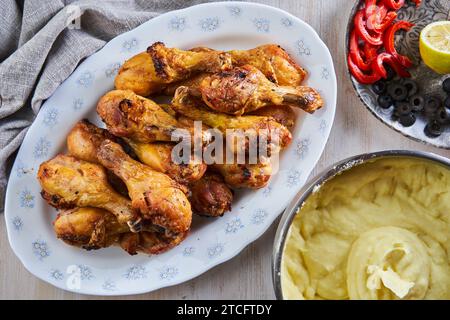Nahaufnahme gegrillter Hähnchenstangen mit asiatischen Aromen und Rezepten auf einem weißen Holzbrett Stockfoto