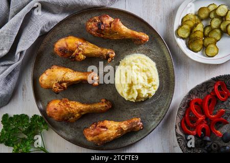 Nahaufnahme gegrillter Hähnchenstangen mit asiatischen Aromen und Rezepten auf einem weißen Holzbrett Stockfoto