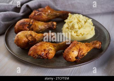 Nahaufnahme gegrillter Hähnchenstangen mit asiatischen Aromen und Rezepten auf einem weißen Holzbrett Stockfoto