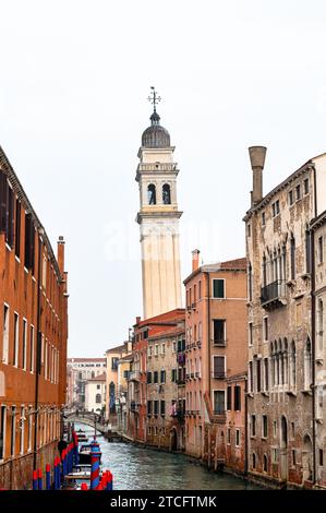 Venedig, Italien - 24. Februar 2023: Der Schiefe Turm der St. Georgs Kirche in Venedig. Stockfoto