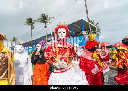 Salvador, Bahia, Brasilien - 11. Februar 2023: Maskierte Gruppe von Maragojipen werden während Fuzue, vor dem Karneval in Salvador, Bahia, gesehen. Stockfoto