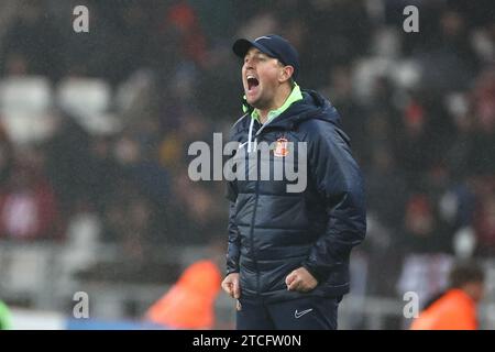 Mike Dodds Manager von Sunderland gibt seinem Team Anweisungen während des Sky Bet Championship Matches Sunderland gegen Leeds United im Stadium of Light, Sunderland, Vereinigtes Königreich, 12. Dezember 2023 (Foto: Mark Cosgrove/News Images) Stockfoto