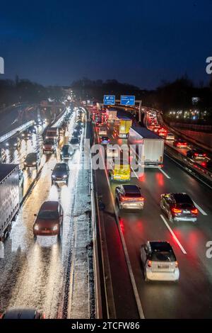 Abendlicher Verkehrsstau auf der Autobahn A40, Stadttdurchfahrt, Anschlussstelle Essen-Huttrop, Stau in beide Fahrtrichtungen, NRW, Deutschland, Stau Autobahn A40 *** Abendstaus auf der Autobahn A40, Stadtdurchfahrt, Anschlussstelle Essen Huttrop, Stau in beide Richtungen, NRW, Deutschland, Stau Autobahn A40 Stockfoto