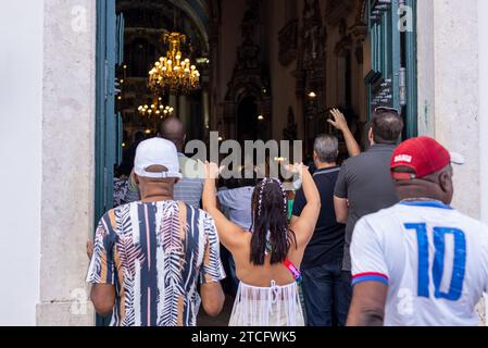 Salvador, Bahia, Brasilien - 12. August 2022: Katholische Gläubige beten vor der Kirche Senhor do Bonfim in Salvador, Bahia. Stockfoto