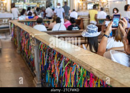 Salvador, Bahia, Brasilien - 12. August 2022: Gläubige beten während der Messe in der Kirche Senhor do Bonfim in Salvador, Bahia. Stockfoto