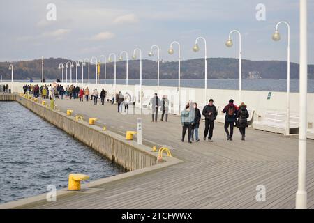 Sopot Pier außerhalb der Saison und Leute in Jacken gehen an einem kalten Wintertag in Sopot; Pommern; Polen; Europa; EU Stockfoto