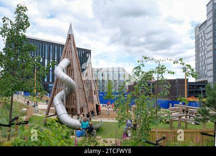 Pounds Park, ein neuer Spielplatz im Stadtzentrum, auf dem Kinder auf der Schlauchrutsche spielen und Kletterrahmen spielen. Stockfoto