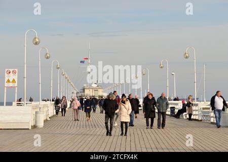 Menschen in Jacken gehen an einem kalten Wintertag auf dem Sopot Pier im polnischen Ferienort Sopot, Pommern, Polen, Europa, EU Stockfoto