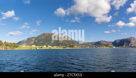 Lysefjord o fiordo de la luz. Besonders paisaje desde la cubierta de un barco, en ciertos lugares es tan profundo como altas las Montañas. Stavange Stockfoto