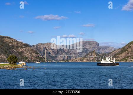 EN Lysefjord o fiordo de la luz, el puente de Lysefjord. Besondere paisaje desde la cubierta de un barco que recorre el fiordo. Stavanger, Noruega Stockfoto