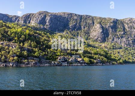 Lysefjord o fiordo de la luz. Besonders paisaje desde la cubierta de un barco, en ciertos lugares es tan profundo como altas las Montañas. Stavange Stockfoto