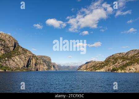 Lysefjord o fiordo de la luz. Besonders paisaje desde la cubierta de un barco, en ciertos lugares es tan profundo como altas las Montañas. Stavange Stockfoto