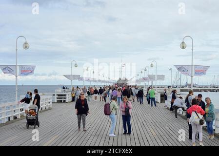 Sopot Pier außerhalb der Saison im September und Menschen in Sopot, Pommern, Polen, Europa, EU Stockfoto