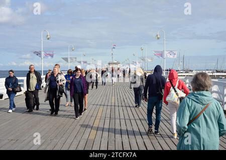 Menschen gehen sorglos auf dem Sopot Pier in Sopot, Pommern, Polen, Europa, EU Stockfoto