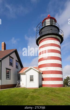Der Leuchtturm West Quoddy Head im Quoddy Head State Park in Lubec, Maine, ist der östlichste Punkt der Vereinigten Staaten. Leuchtturm von Maine. Stockfoto