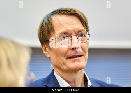 Karl Lauterbach - SPD Bundestagsfraktion Deutschland, Berlin, 12.12.2023: Bundesgesundheitsminister Karl Lauterbach SPD im Bundestag. SPD Bundestagsfraktion - Letzte Sitzung vor Weihnachten. *** Karl Lauterbach SPD Bundestagsfraktion Deutschland, Berlin, 12 12 2023 Bundesgesundheitsminister Karl Lauterbach SPD in der SPD Bundestagsfraktion letztes Treffen vor Weihnachten Stockfoto