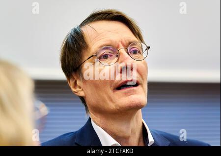 Karl Lauterbach - SPD Bundestagsfraktion Deutschland, Berlin, 12.12.2023: Bundesgesundheitsminister Karl Lauterbach SPD im Bundestag. SPD Bundestagsfraktion - Letzte Sitzung vor Weihnachten. *** Karl Lauterbach SPD Bundestagsfraktion Deutschland, Berlin, 12 12 2023 Bundesgesundheitsminister Karl Lauterbach SPD in der SPD Bundestagsfraktion letztes Treffen vor Weihnachten Stockfoto