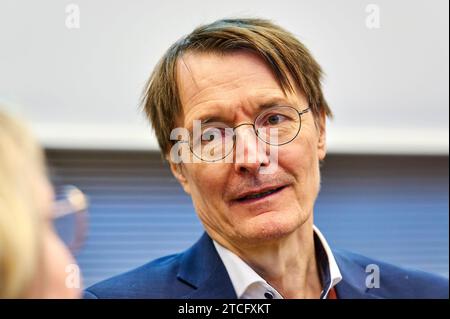 Karl Lauterbach - SPD Bundestagsfraktion Deutschland, Berlin, 12.12.2023: Bundesgesundheitsminister Karl Lauterbach SPD im Bundestag. SPD Bundestagsfraktion - Letzte Sitzung vor Weihnachten. *** Karl Lauterbach SPD Bundestagsfraktion Deutschland, Berlin, 12 12 2023 Bundesgesundheitsminister Karl Lauterbach SPD in der SPD Bundestagsfraktion letztes Treffen vor Weihnachten Stockfoto