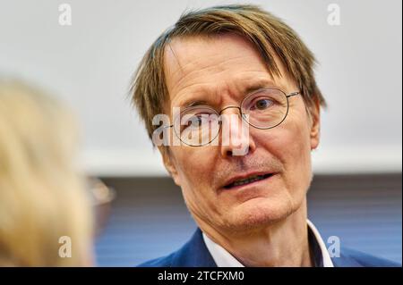 Karl Lauterbach - SPD Bundestagsfraktion Deutschland, Berlin, 12.12.2023: Bundesgesundheitsminister Karl Lauterbach SPD im Bundestag. SPD Bundestagsfraktion - Letzte Sitzung vor Weihnachten. *** Karl Lauterbach SPD Bundestagsfraktion Deutschland, Berlin, 12 12 2023 Bundesgesundheitsminister Karl Lauterbach SPD in der SPD Bundestagsfraktion letztes Treffen vor Weihnachten Stockfoto