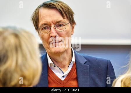 Karl Lauterbach - SPD Bundestagsfraktion Deutschland, Berlin, 12.12.2023: Bundesgesundheitsminister Karl Lauterbach SPD im Bundestag. SPD Bundestagsfraktion - Letzte Sitzung vor Weihnachten. *** Karl Lauterbach SPD Bundestagsfraktion Deutschland, Berlin, 12 12 2023 Bundesgesundheitsminister Karl Lauterbach SPD in der SPD Bundestagsfraktion letztes Treffen vor Weihnachten Stockfoto