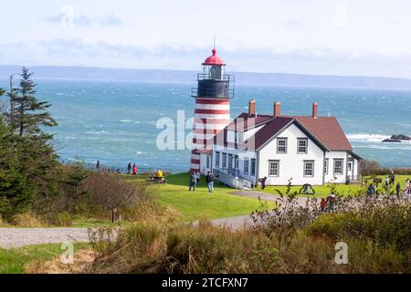 Der Leuchtturm West Quoddy Head im Quoddy Head State Park in Lubec, Maine, ist der östlichste Punkt der Vereinigten Staaten. Leuchtturm von Maine. Stockfoto