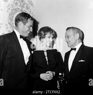 Charlton Heston, Julie Andrews, William Wyler bei der Directors Guild of America Lifetime Achievement Award, 1965. (Dateireferenz Nr. 34580-539THA) Stockfoto