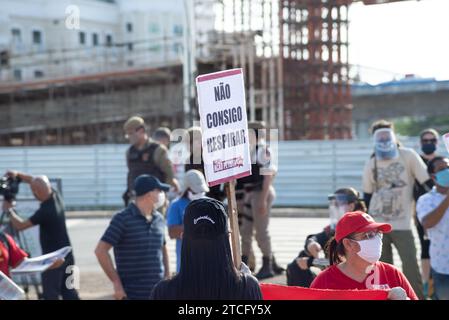 Salvador, Bahia, Brasilien - 07. Juni 2020: Demonstranten protestieren gegen den Tod von George Floyd mit Plakaten und Transparenten während der COVID-19-Quarantäne Stockfoto