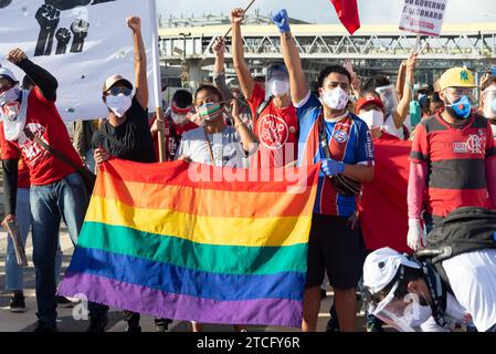 Salvador, Bahia, Brasilien - 07. Juni 2020: Demonstranten protestieren gegen Rassismus, Gewalt und Diskriminierung während der COVID-19-Quarantäne in der Stadt Stockfoto