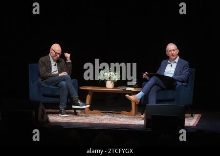 San Diego, USA. Dezember 2023. Sir Patrick Stewart spricht am 7. Dezember 2023 mit dem Theaterdirektor Barry Edelstein im Balboa Theatre in San Diego, Kalifornien über seine neuen Memoiren Making IT so. Sir Patrick Stewart ist bekannt für seine Rollen als Sejanus, Captain Picard und Professor Charles Xavier und soll eine Rolle in dem kommenden Deadpool 3 Film mit Ryan Reynolds und Hugh Jackman sowie Avengers: Secret Wars (Foto: Rishi Deka/SIPA USA) spielen. SIPA USA/Alamy Live News Stockfoto