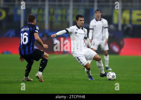 Mailand, Italien. Dezember 2023. Martin Zubimendi von Real Sociedad kontrolliert den Ball während des UEFA Champions League-Spiels zwischen dem FC Internazionale und Real Sociedad am 12. Dezember 2023 im Stadio Giuseppe Meazza in Mailand. Quelle: Marco Canoniero/Alamy Live News Stockfoto