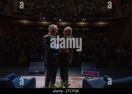 San Diego, USA. Dezember 2023. Sir Patrick Stewart spricht am 7. Dezember 2023 mit dem Theaterdirektor Barry Edelstein im Balboa Theatre in San Diego, Kalifornien über seine neuen Memoiren Making IT so. Sir Patrick Stewart ist bekannt für seine Rollen als Sejanus, Captain Picard und Professor Charles Xavier und soll eine Rolle in dem kommenden Deadpool 3 Film mit Ryan Reynolds und Hugh Jackman sowie Avengers: Secret Wars (Foto: Rishi Deka/SIPA USA) spielen. SIPA USA/Alamy Live News Stockfoto