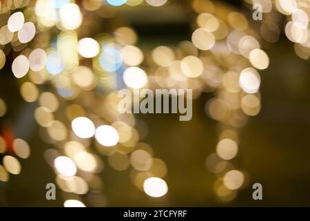 Goldenes Bokeh als Hintergrund. Stockfoto