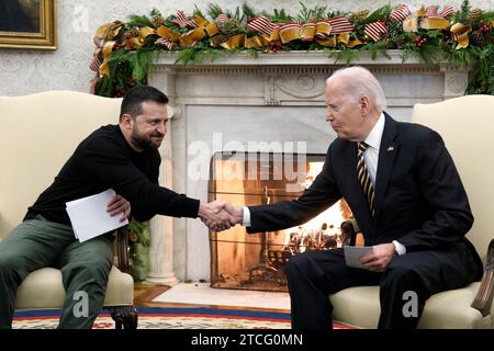 Washington, Vereinigte Staaten. Dezember 2023. US-Präsident Joe Biden schüttelt die Hand mit dem ukrainischen Präsidenten Wolodymyr Zelenskyy, der sich am 12. Dezember 2023 im Oval Office des Weißen Hauses in Washington, DC, trifft. Quelle: Yuri Gripas/Pool über CNP/dpa/Alamy Live News Stockfoto