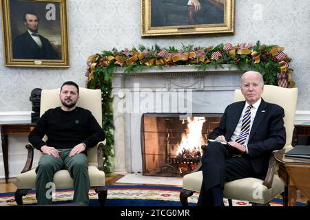 Washington, Vereinigte Staaten. Dezember 2023. US-Präsident Joe Biden trifft sich am 12. Dezember 2023 mit dem ukrainischen Präsidenten Wolodymyr Zelenskyy im Oval Office des Weißen Hauses in Washington, DC. Quelle: Yuri Gripas/Pool über CNP/dpa/Alamy Live News Stockfoto